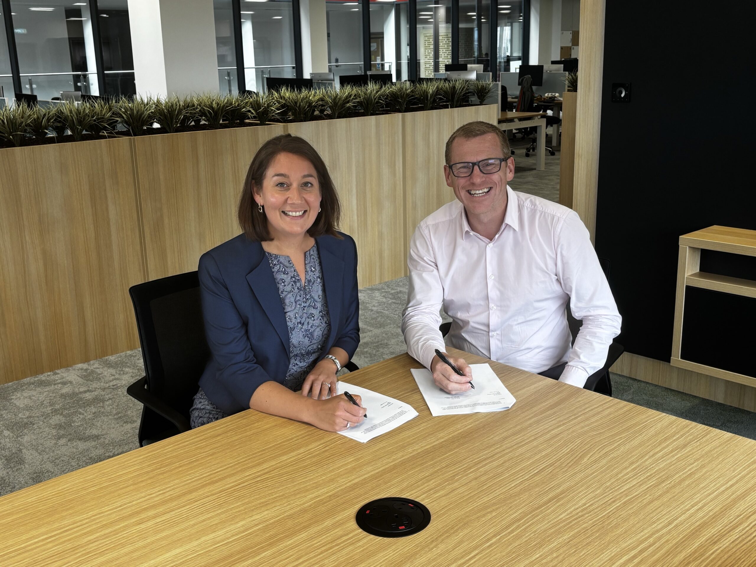 Chief Executives of the Learned Society of Wales and Medr sign partnership agreement.